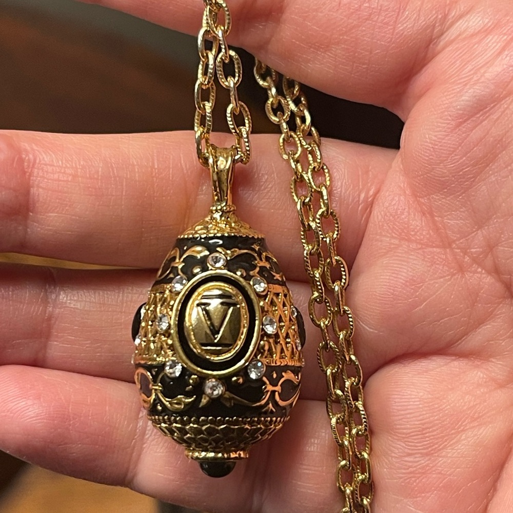 Joan Rivers Faberge style black enamel diamanté gold tone metal V Pendant - Picture 9 of 10